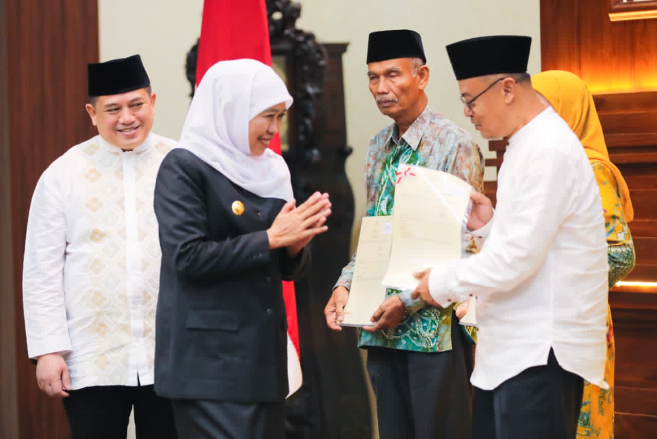 Gubernur Khofifah Menyerahkan Sertipikat Aset Pemprov Jatim, Dukung Pembangunan Infrastruktur dan Pendidikan