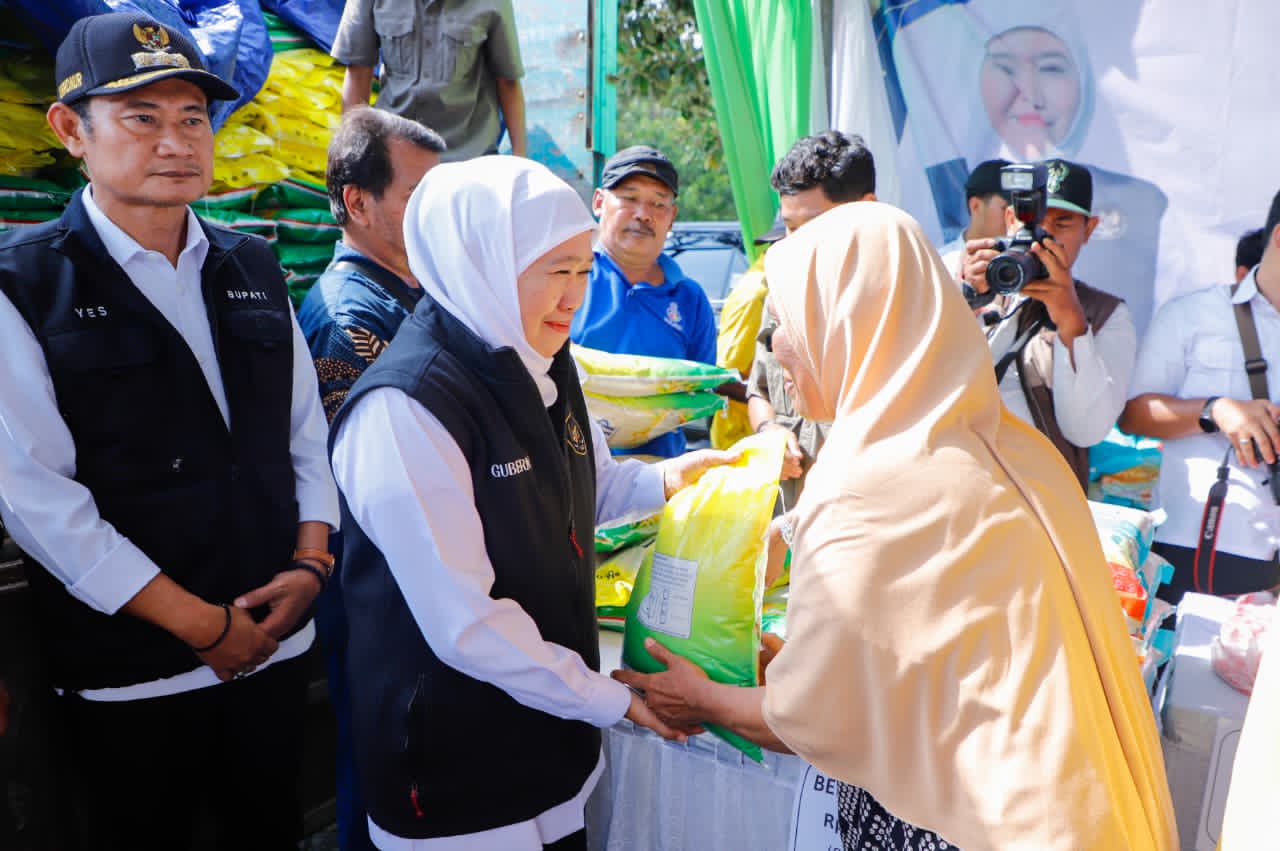 Gubernur Khofifah Indar Parawansa Apresiasi Antusiasme Warga dalam Pasar Murah Sukodadi