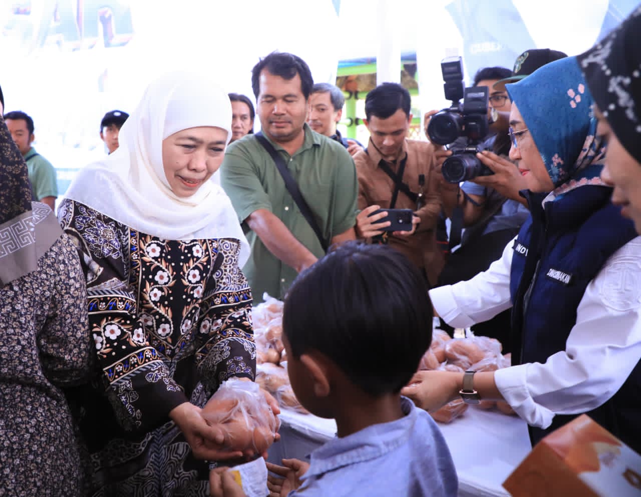 Gubernur Khofifah Indar Parawansa Dorong Stabilitas Harga Pangan Lewat Pasar Murah di Pamekasan