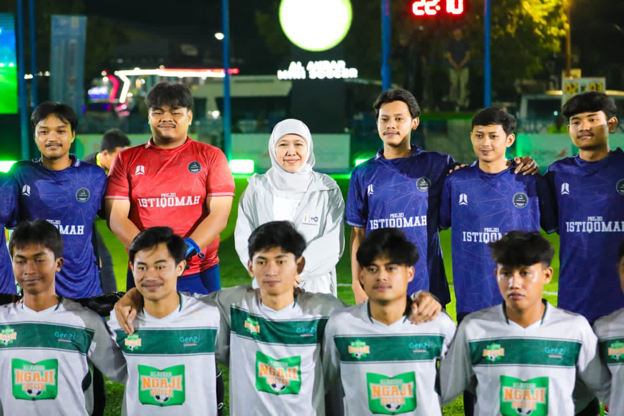 Gubernur Khofifah Indar Parawansa Serahkan Medali dan Tali Asih bagi Marbot di Final Marbot Soccer League