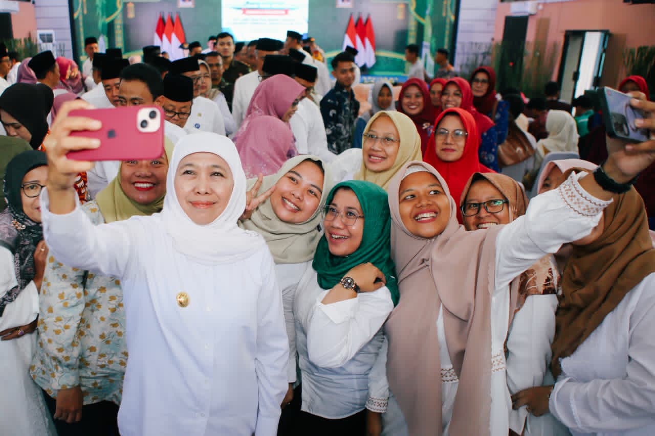 Gubernur Khofifah Serahkan Bantuan Pendidikan bagi Siswa Berprestasi di Jombang