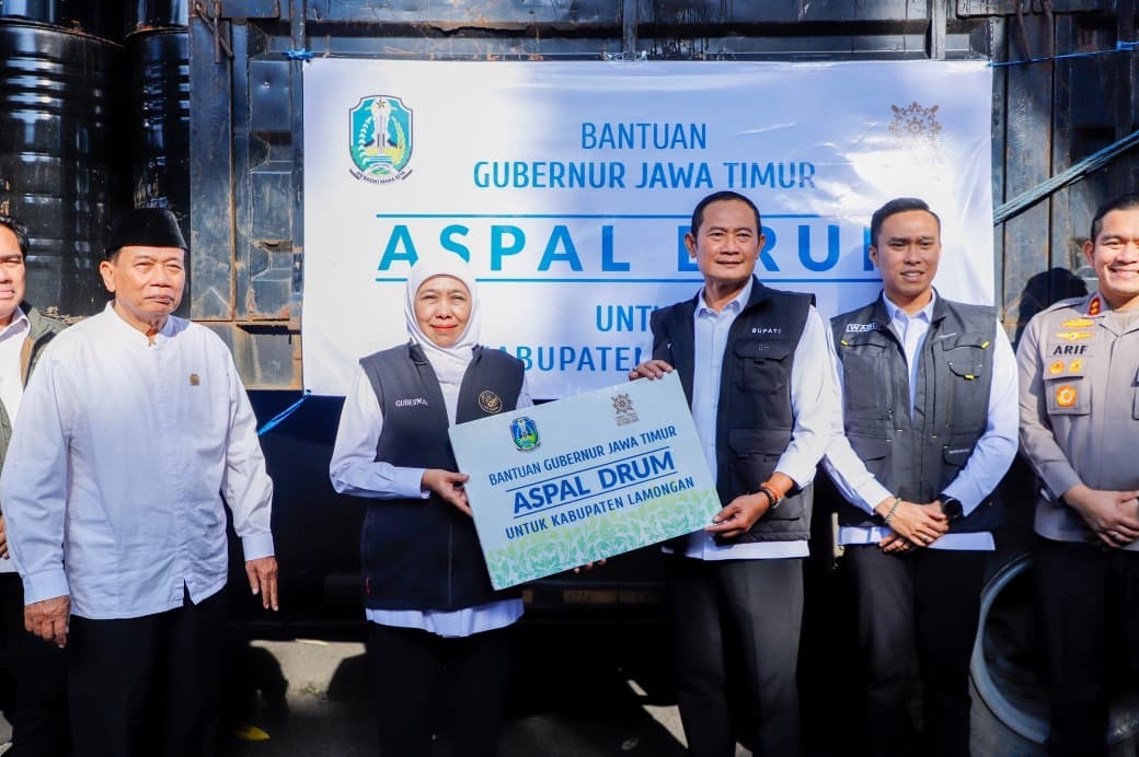 Gubernur Khofifah Perkuat Konektivitas Wilayah dengan Program Bantuan Aspal bagi Jalan Daerah