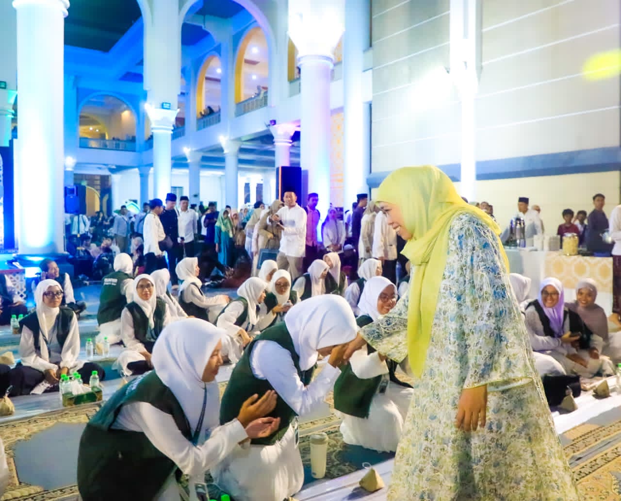 Gubernur Khofifah Doakan Perdamaian Timur Tengah Saat Qiyamul Lail Bersama Jemaah di Surabaya