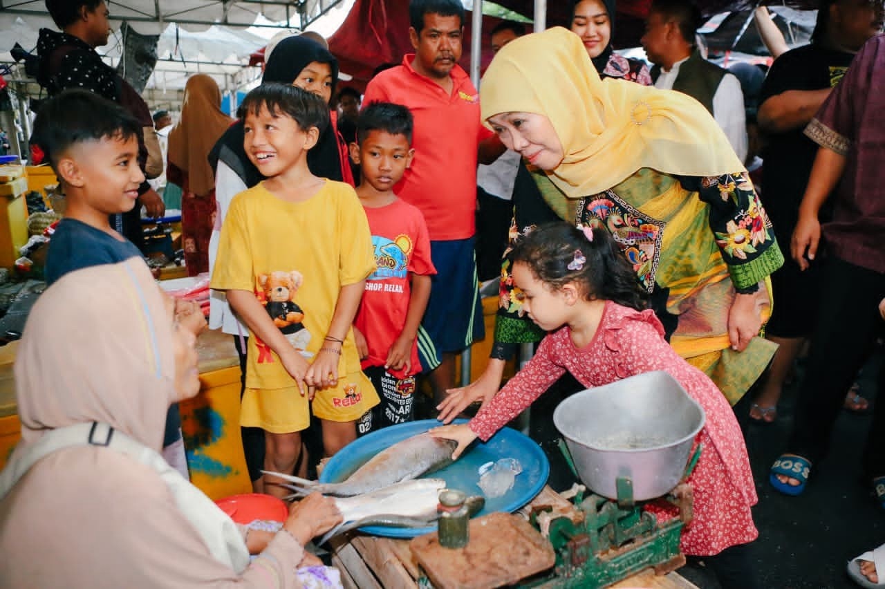 Gubernur Khofifah Belanja Bandeng di Gresik Bersama Cucu, Perkuat Edukasi Budaya dan Tradisi
