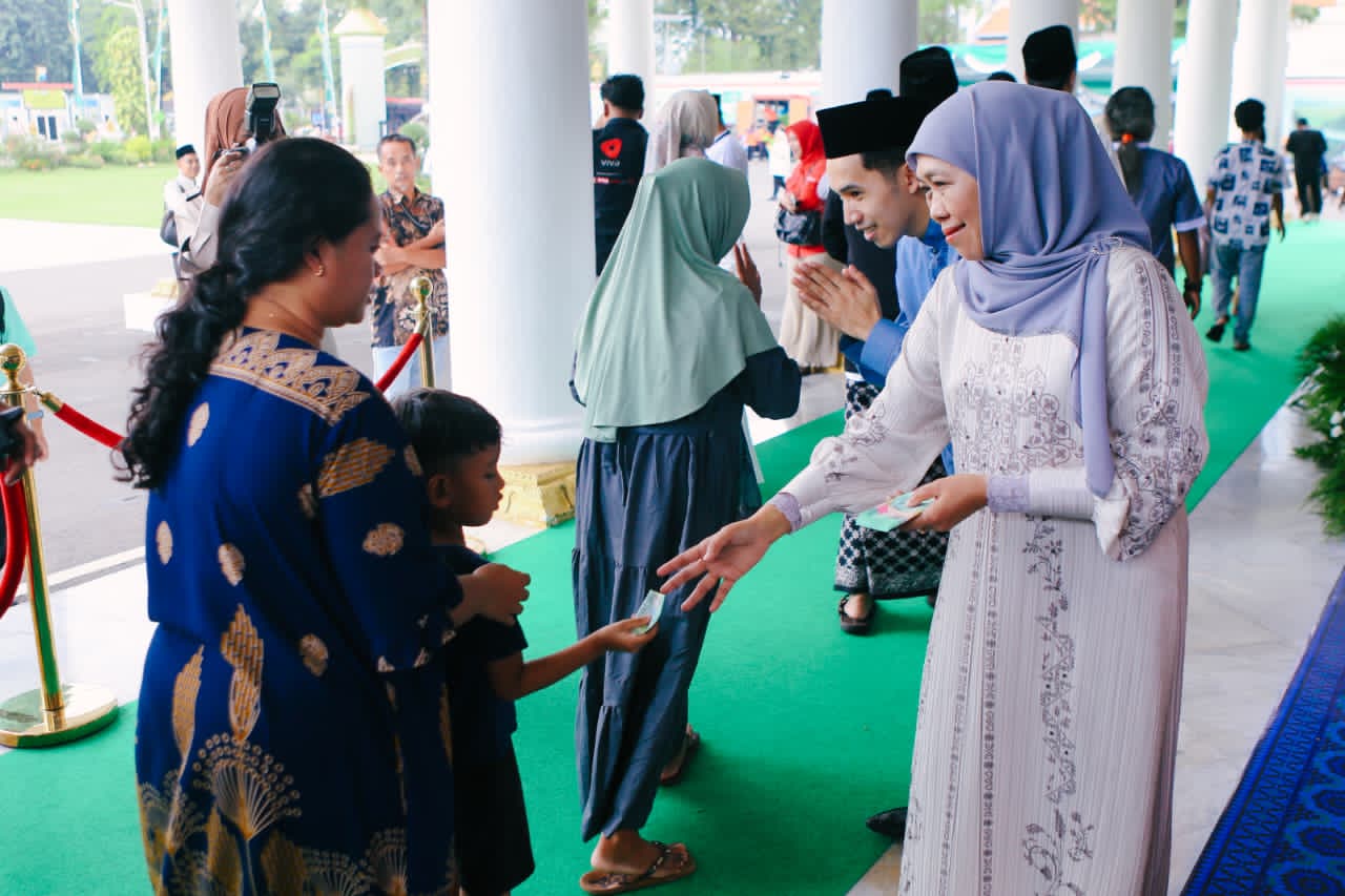 Gubernur Khofifah Gelar Riyayan di Hari Pertama Lebaran, Warga Antusias Padati Grahadi