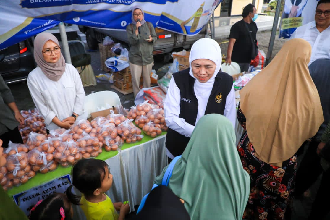 Gubernur Khofifah Ajak Masyarakat Belanja Bijak, Gelar Pasar Murah dengan Harga di Bawah Pasar