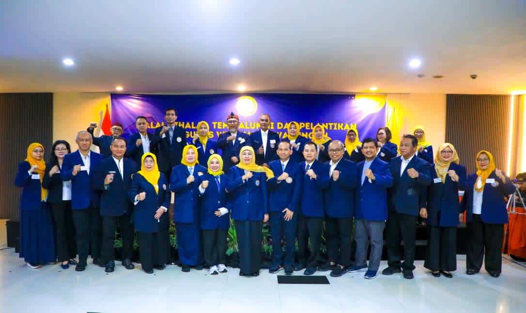 Khofifah Lantik Pengurus IKA UNAIR Jateng di Semarang, Tekankan Pentingnya Layanan Kesehatan Merata untuk Ketahanan Bangsa