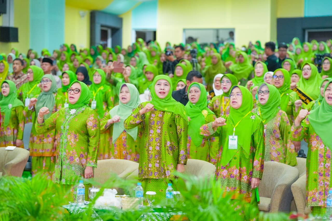 Gubernur Khofifah Saksikan Pengukuhan Paralegal Muslimat NU dan Deklarasi Perdamaian Dunia kepada PBB