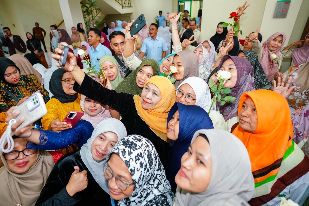 Gubernur Khofifah Berdayakan Buruh Rokok dan Perempuan Usaha lewat Bantuan DBHCHT dan KIP Putri Jawara di PT Gelora Djaja