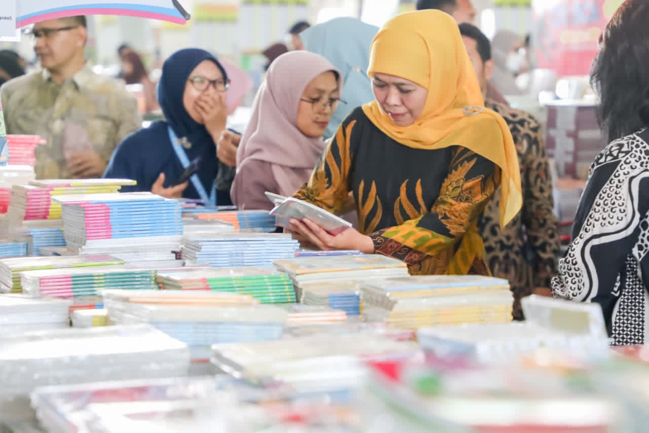 Gubernur Khofifah Sebut Literasi Kunci Daya Saing Bangsa, Ajak Masyarakat Gemar Membaca
