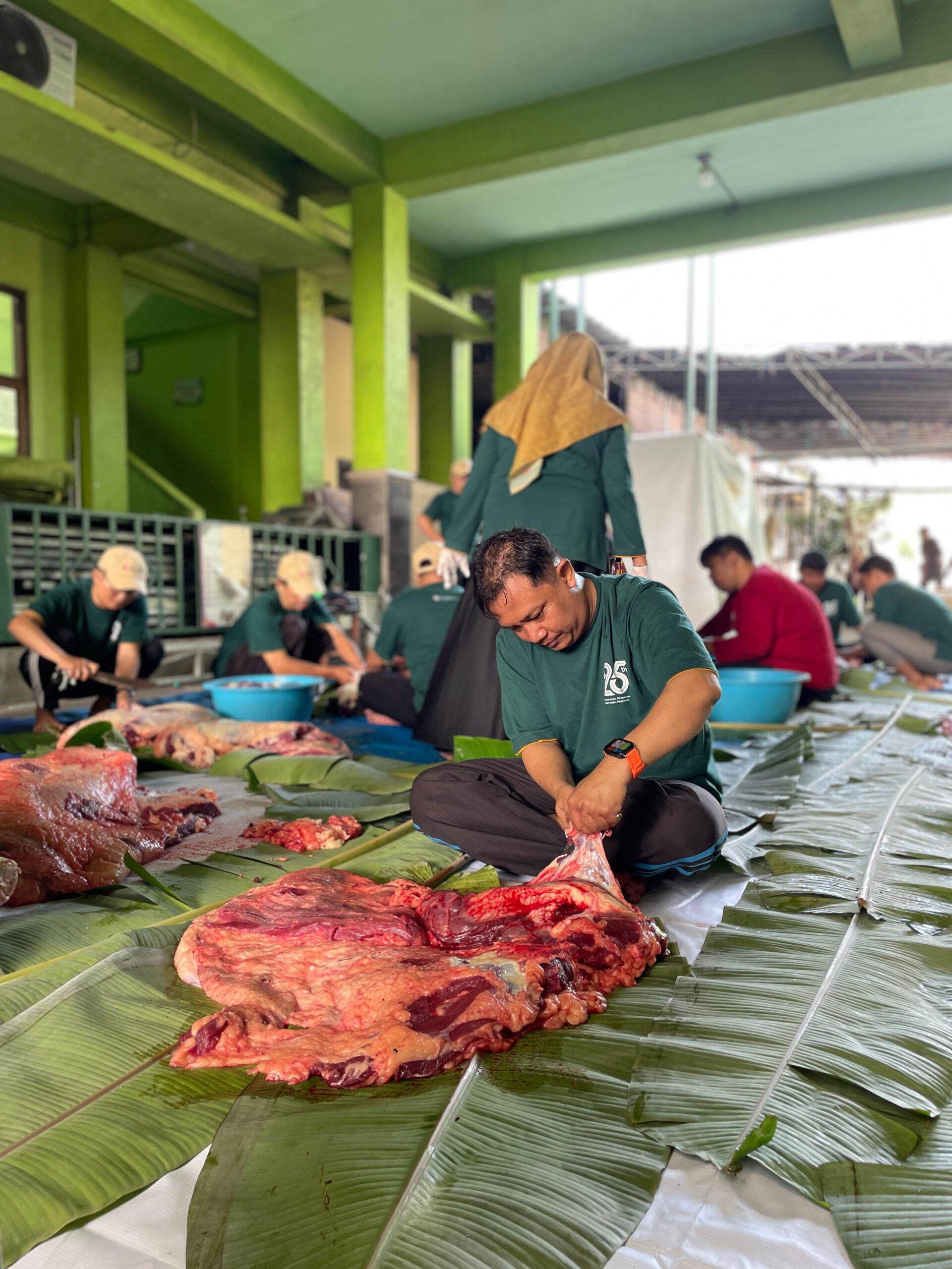 Turun Langsung, Gus Didin Kawal Distribusi Qurban Roushon Fikr ke Rumah Dhuafa