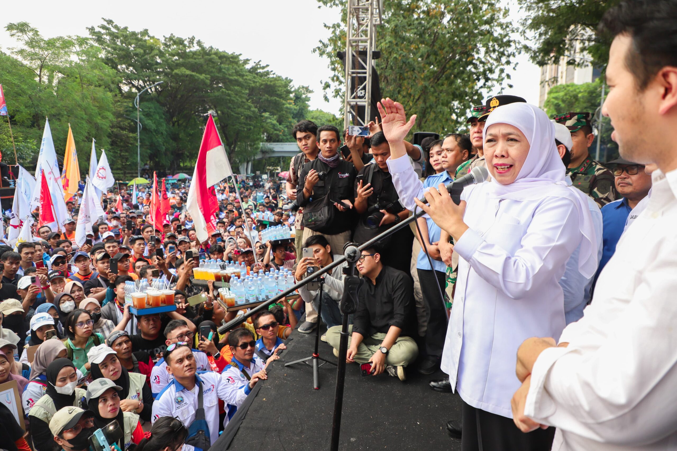 Gubernur Khofifah Apresiasi Peran Pekerja sebagai Motor Penggerak Ekonomi Jatim