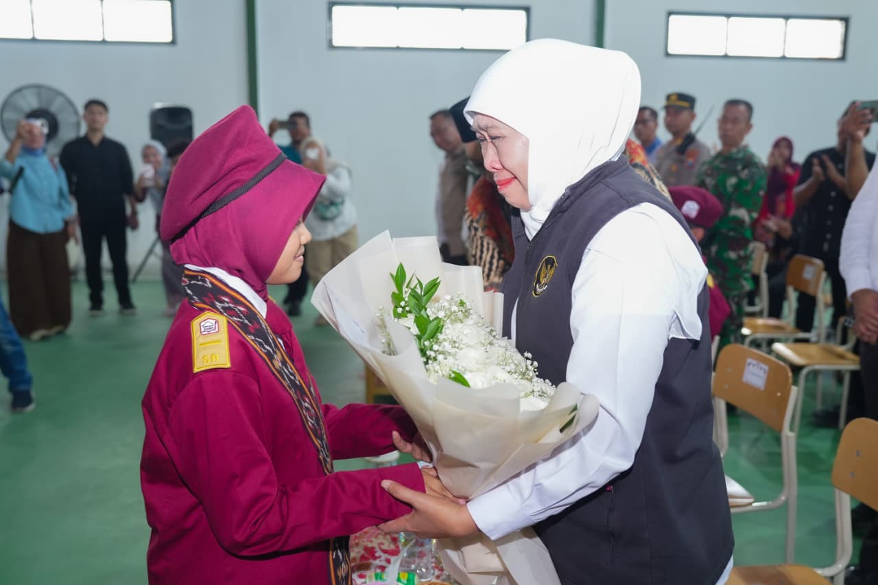 Gubernur Khofifah Saksikan Langsung Prestasi Siswa SRMP 15 Mojokerto di Peringatan Hardiknas
