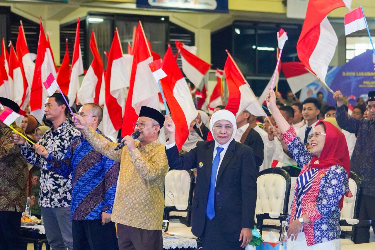 Gubernur Khofifah Beri Penghargaan Jer Basuki Mawa Beya Emas kepada Mendikdasmen Abdul Mu’ti atas Dukungan Penguatan Pendidikan Jatim