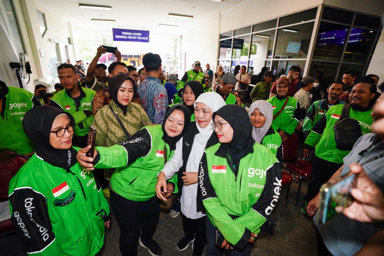 Gubernur Khofifah Pastikan Driver Ojol Dapat Layanan Kesehatan Gratis dan Paket Sembako melalui Program CKG di Surabaya