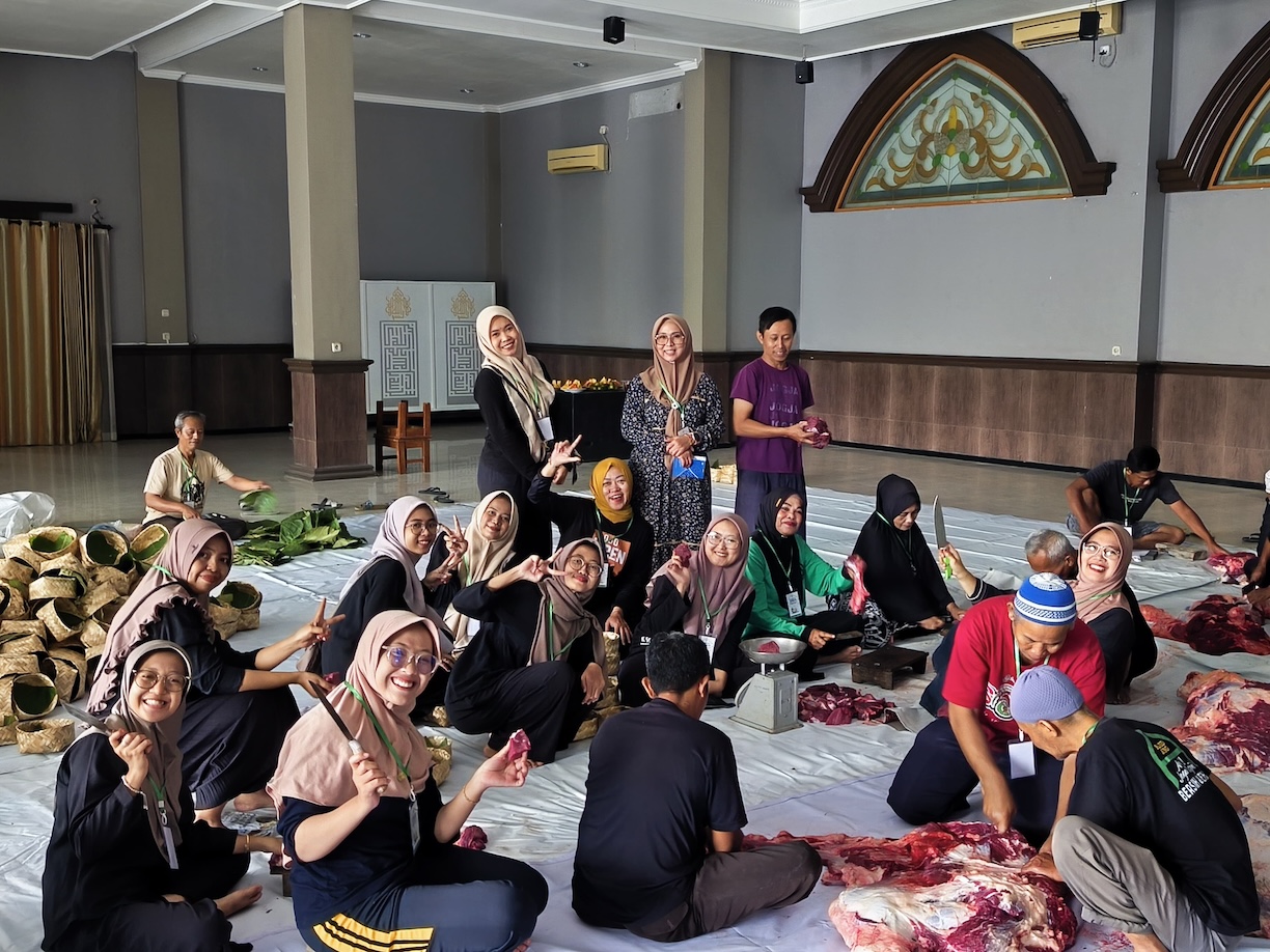 Gelar Eco-Qurban, BAZNAS Jombang Bungkus Daging Pakai Besek Tanpa Kantong Plastik