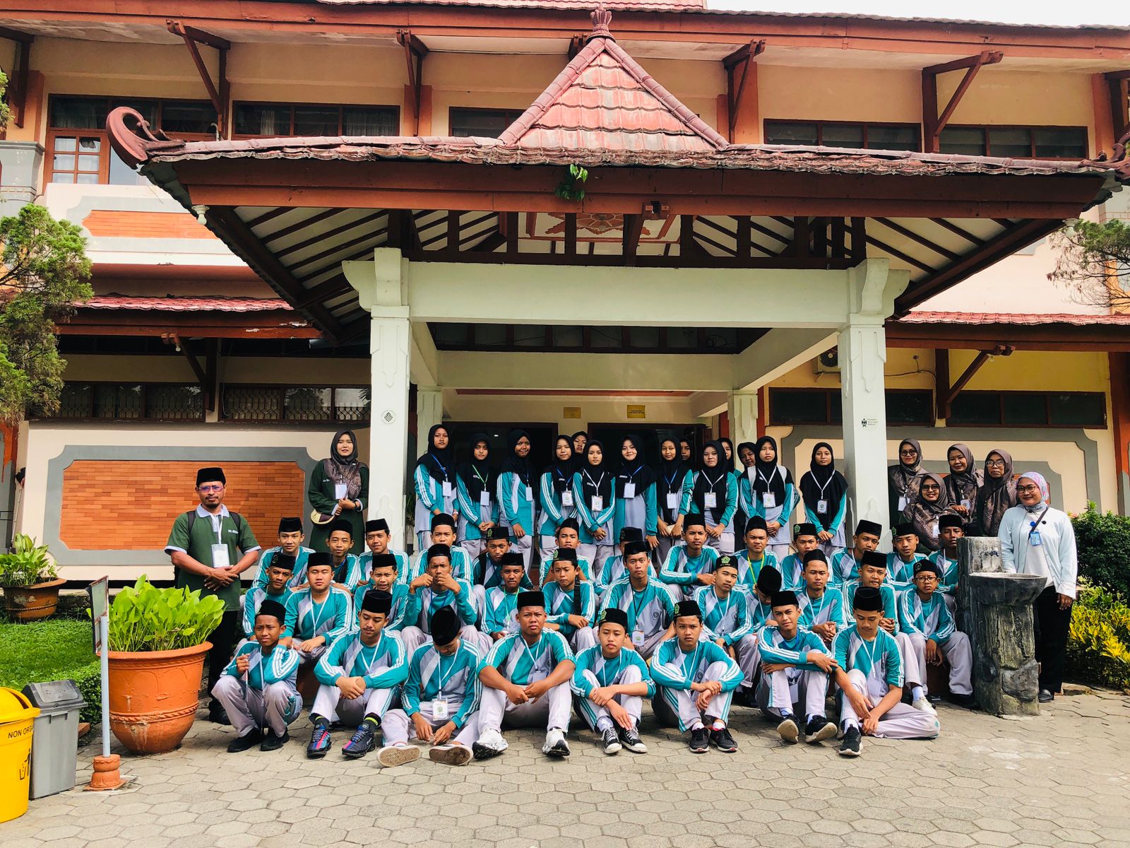 Kunjungan Industri dan Ziarah Ulama, Cara SMP Al Madinah Bentuk Karakter Siswa