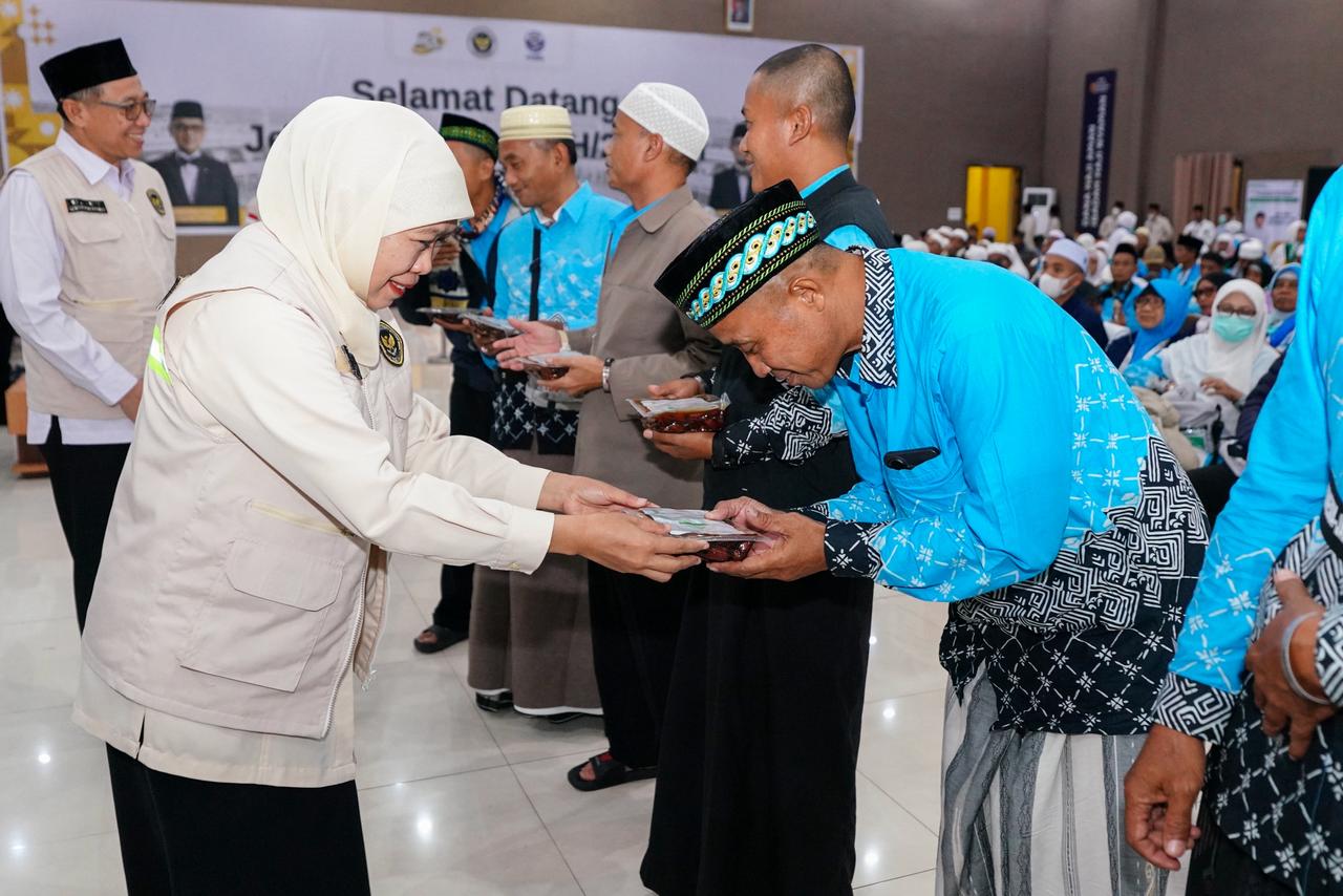 Gubernur Khofifah Pastikan Kepulangan Jemaah Haji Debarkasi Surabaya Berjalan Baik, Didukung Teknologi Pemeriksaan Imigrasi Modern