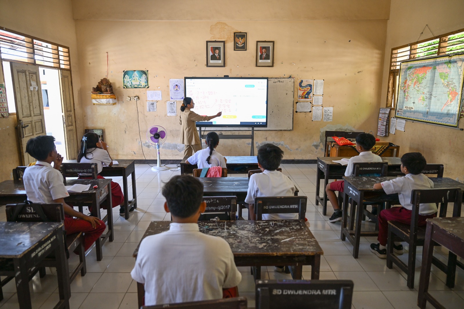 Digitalisasi Pendidikan di Teluk Bintuni Diperluas, Kemendikdasmen Salurkan Perangkat Pembelajaran Modern