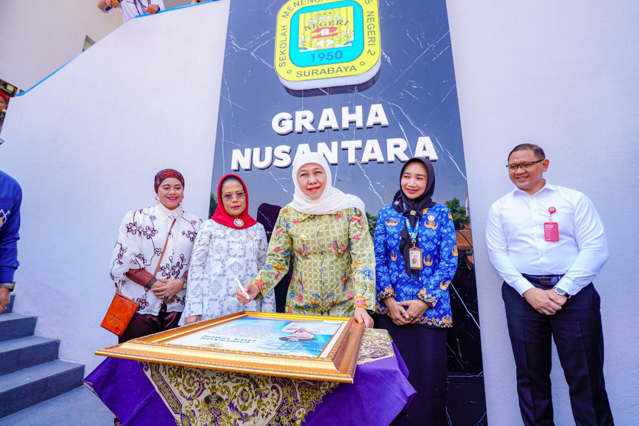 Gubernur Khofifah Resmikan Graha Nusantara dan Serahkan Bantuan Pendidikan bagi Siswa Berprestasi dari Keluarga Kurang Mampu