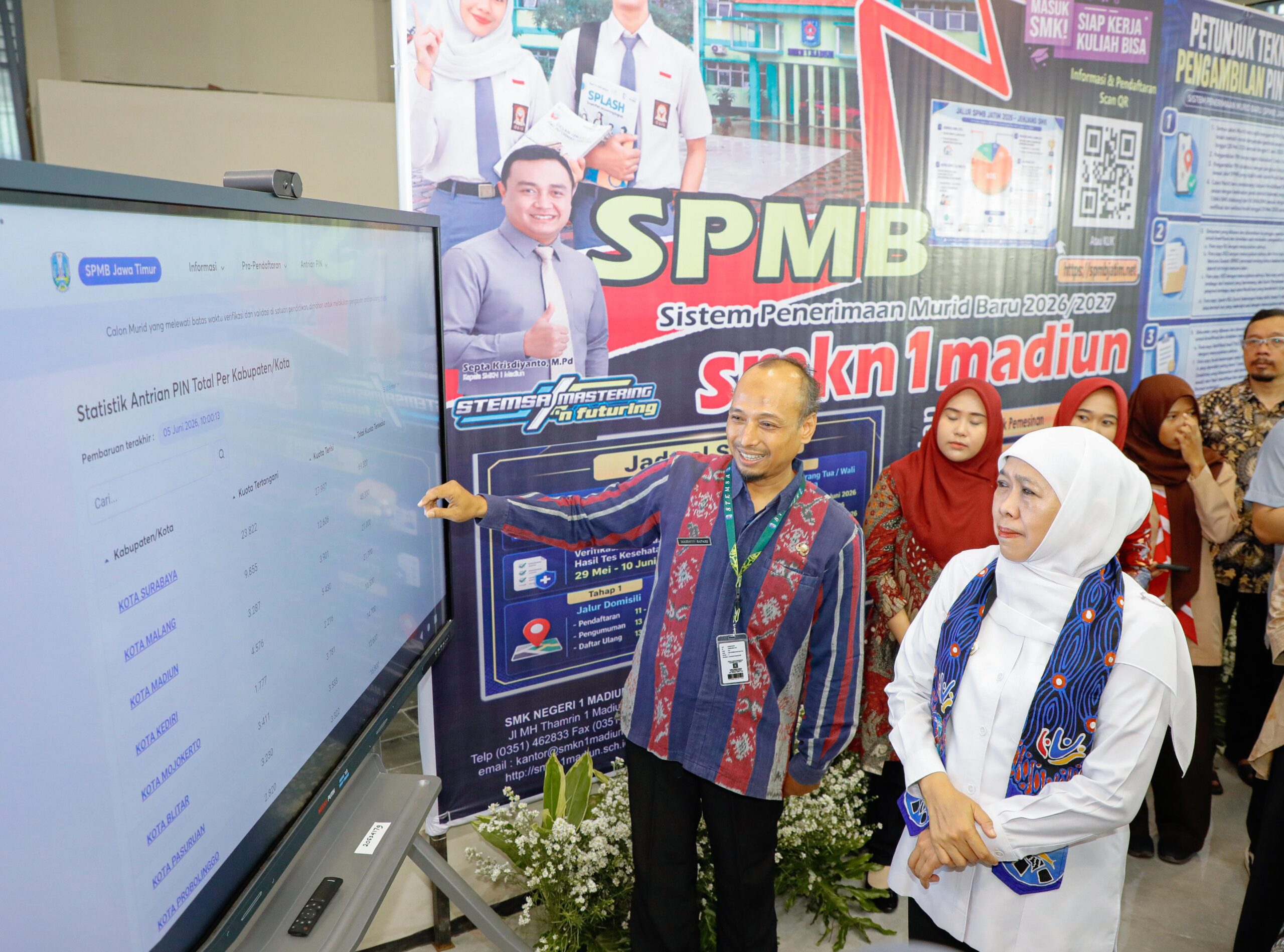 Saat Tinjau SPMB di Madiun, Gubernur Khofifah Beri Motivasi dan Bantuan Pendidikan bagi Siswa