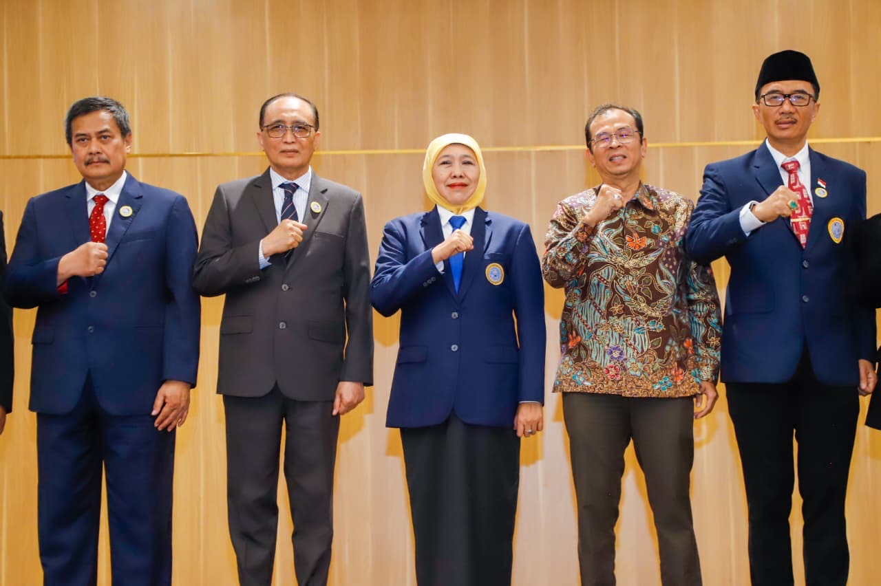 Lantik Pengurus IKA FH UNAIR, Khofifah Dorong Alumni Perkuat Sinergi dan Kolaborasi