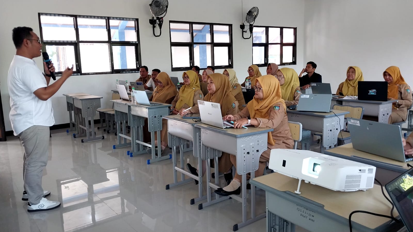 Inovasi E-Asesmen Berbasis STEAM Dorong Penguatan Multiliterasi Siswa di SMPN Ngusikan Jombang