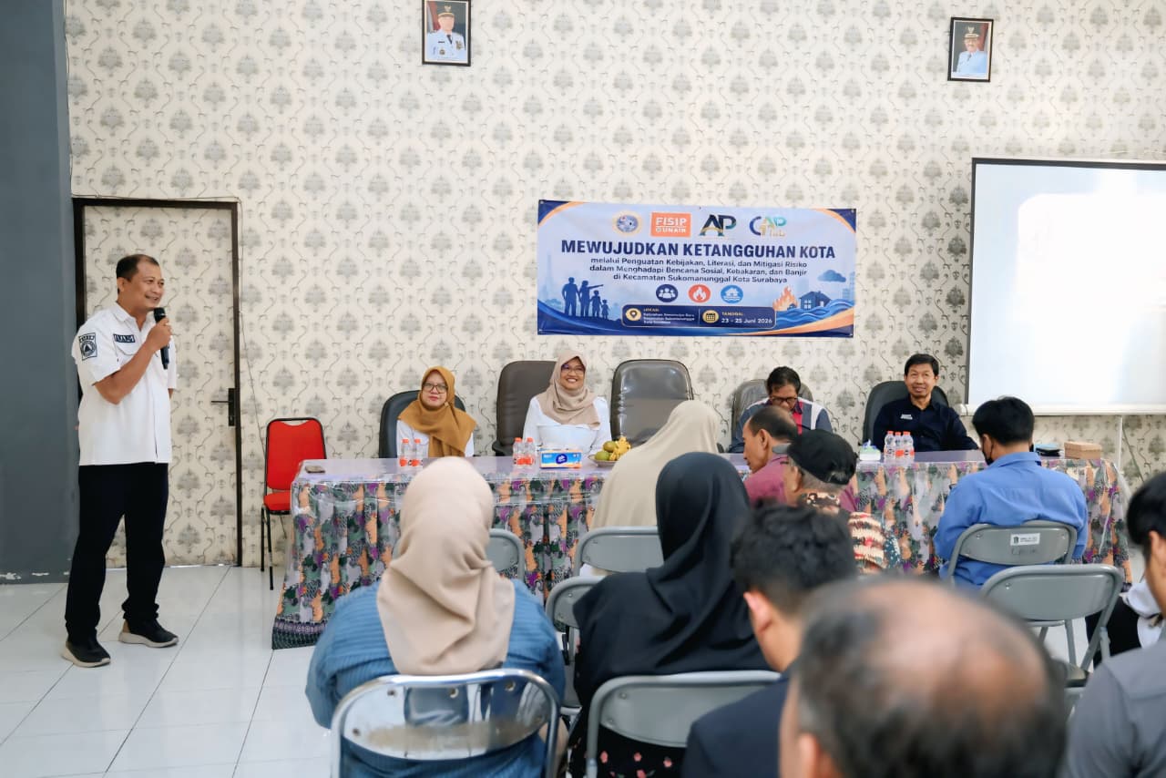FISIP UNAIR Bersama BPBD Kota Surabaya Perkuat Kesiapsiagaan Warga Simomulyo Baru melalui Edukasi Mitigasi Tiga Ancaman Bencana