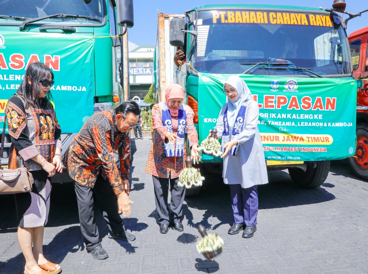 Gubernur Khofifah Lepas Ekspor 15 Kontainer Ikan Kaleng, Perkuat Hilirisasi Industri Perikanan dan Daya Saing Global Jawa Timur