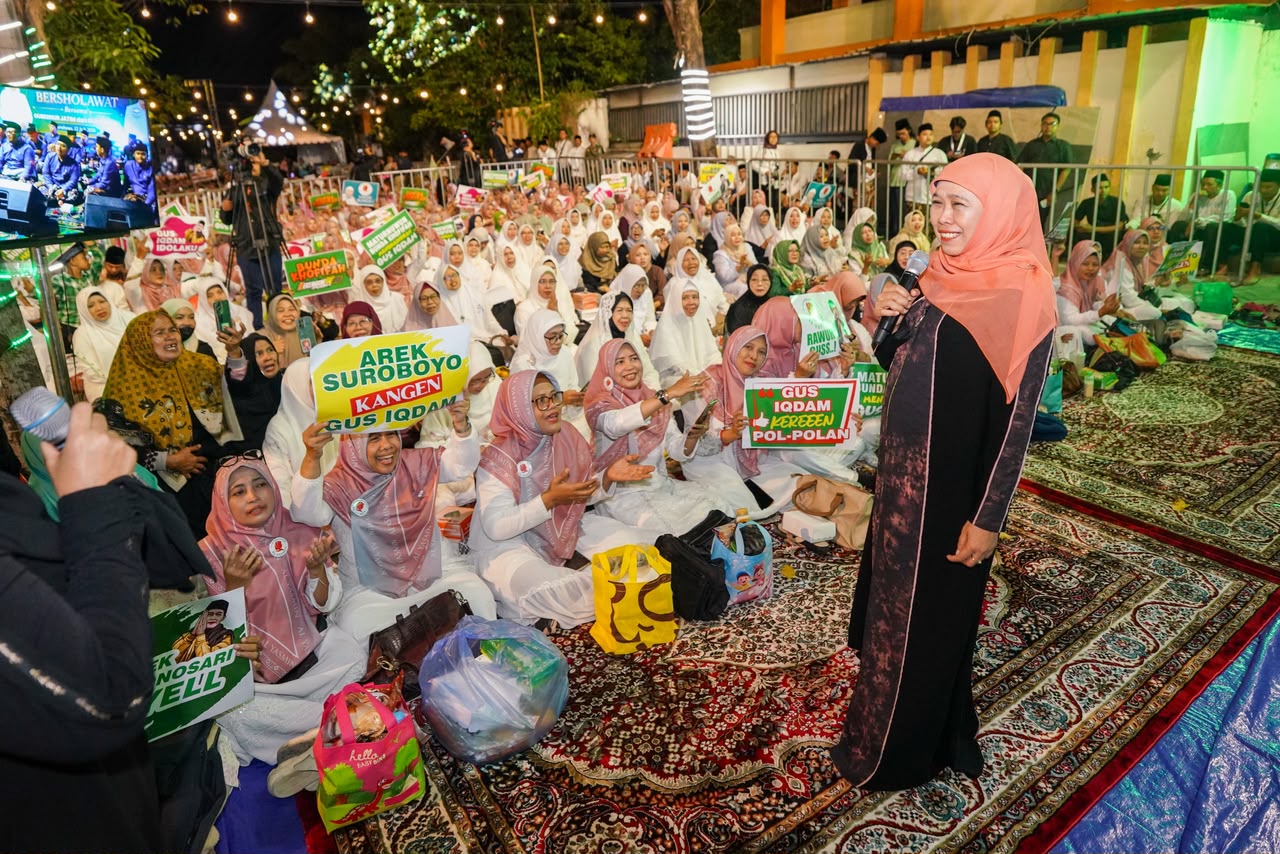 Gubernur Khofifah dan Ribuan Jamaah Khusyuk Bersholawat Bersama Gus Iqdam, Perkuat Doa untuk Kedamaian dan Kemajuan Jawa Timur