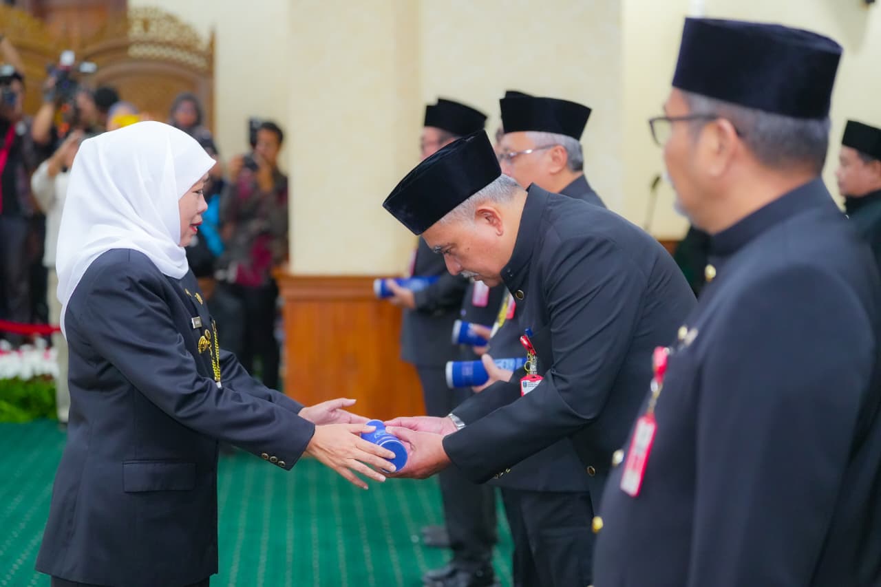 Gubernur Khofifah Lantik Enam Pejabat, Tekankan Efisiensi Anggaran Tanpa Mengurangi Kualitas Pelayanan Publik