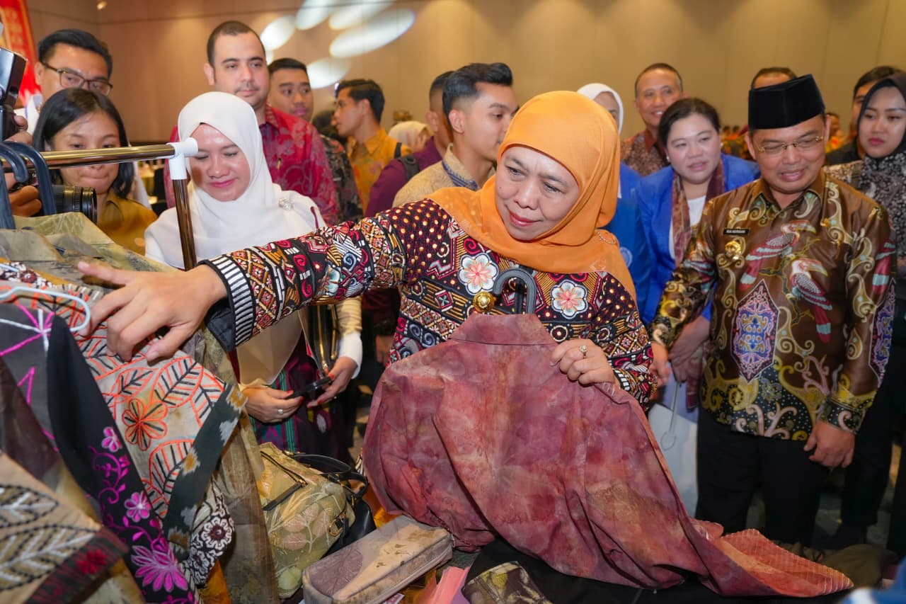Gubernur Khofifah Perkuat Kerja Sama Ekonomi Jatim-Kalbar, Investasi Tembus Rp885 Miliar
