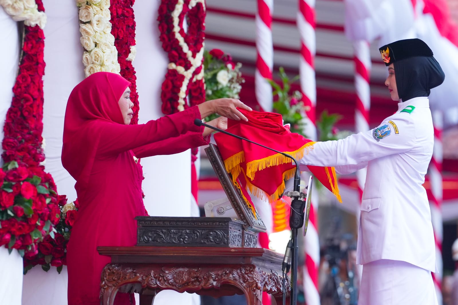 Ribuan Warga Padati Grahadi Saat Penurunan Bendera, Gubernur Khofifah: Semangat Kemerdekaan Jadi Modal Kedaulatan Bangsa