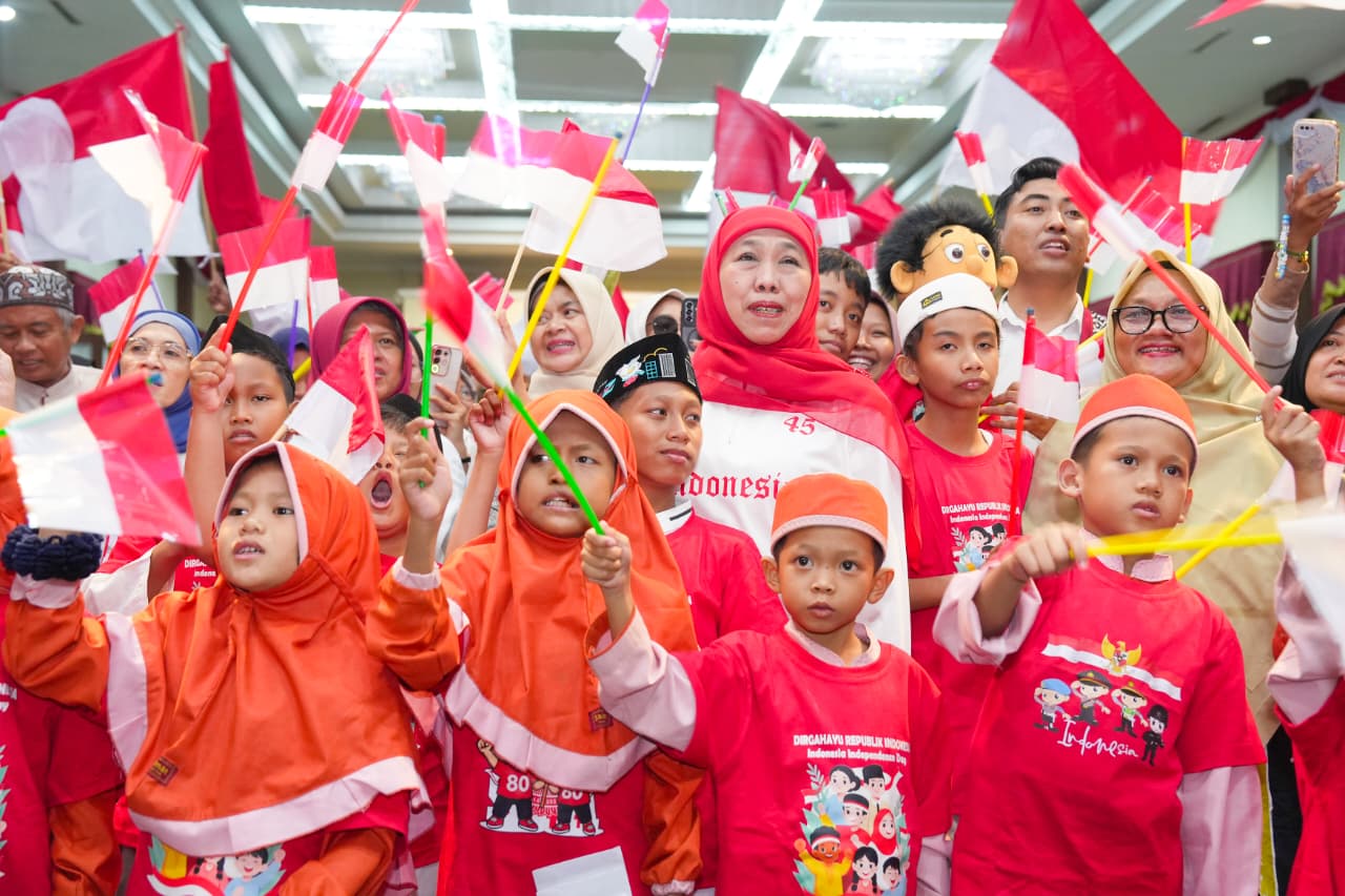 Anak-Anak Hormat Merah Putih dari Luar Pagar Grahadi Dapat Apresiasi, Gubernur Khofifah Ajak Rayakan Kemerdekaan