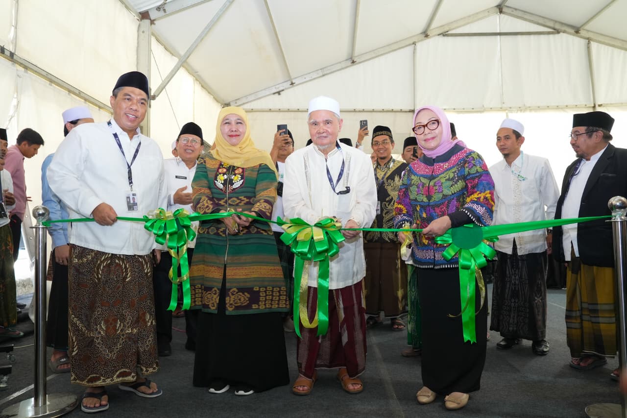 Gubernur Khofifah Serahkan Kompilasi Karya Ulama Jatim, Perkuat Ekosistem Pelestarian Turots