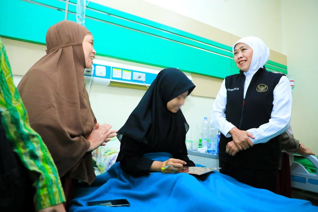 Jenguk Santri di RSI Siti Hajar, Gubernur Khofifah Pastikan Penanganan Maksimal dan Minta Implementasi MBG Dibenahi