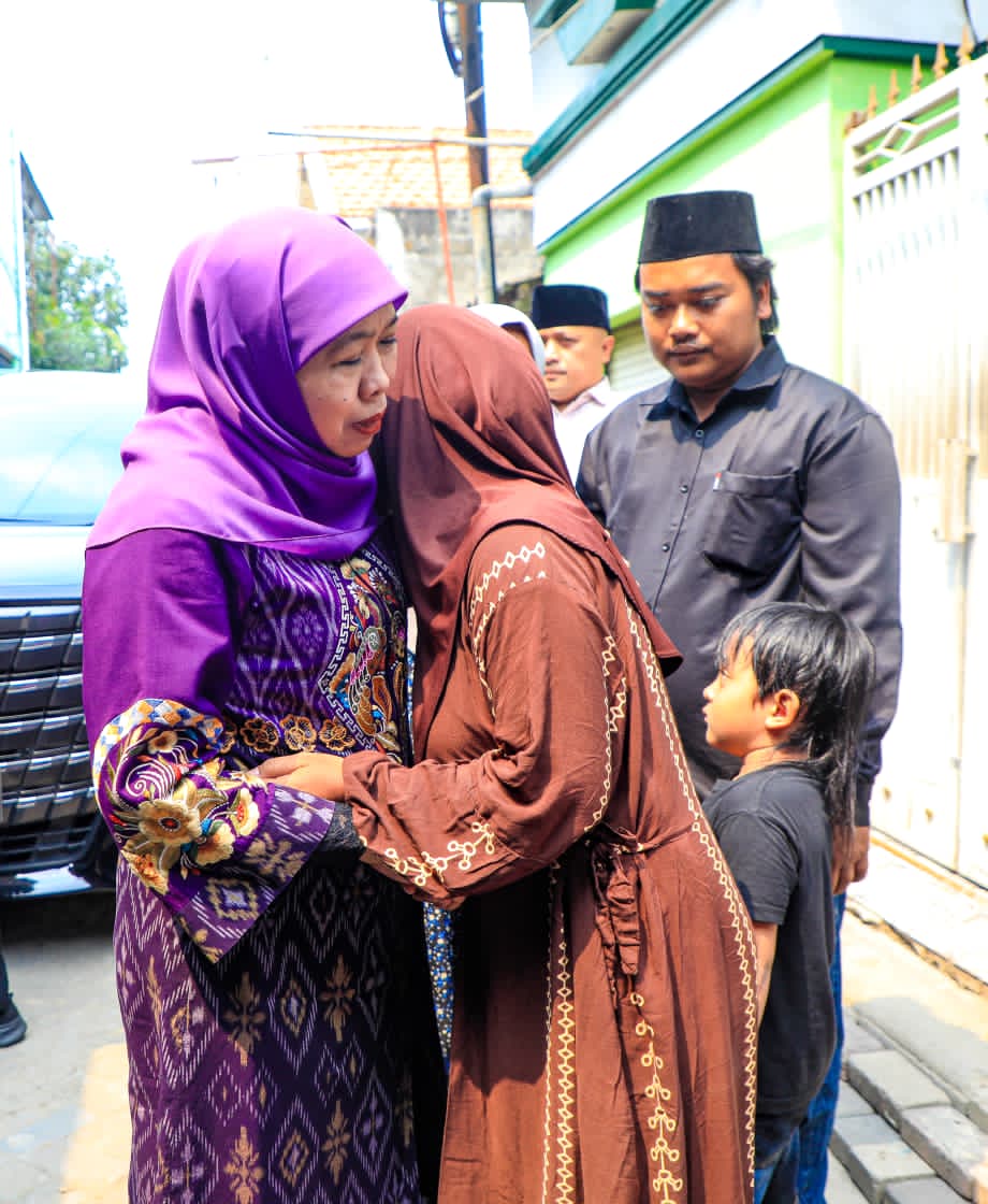 Takziah ke Keluarga Korban KM Virgo, Gubernur Khofifah Salurkan Santunan dan Buka Akses Pendidikan Sekolah Rakyat