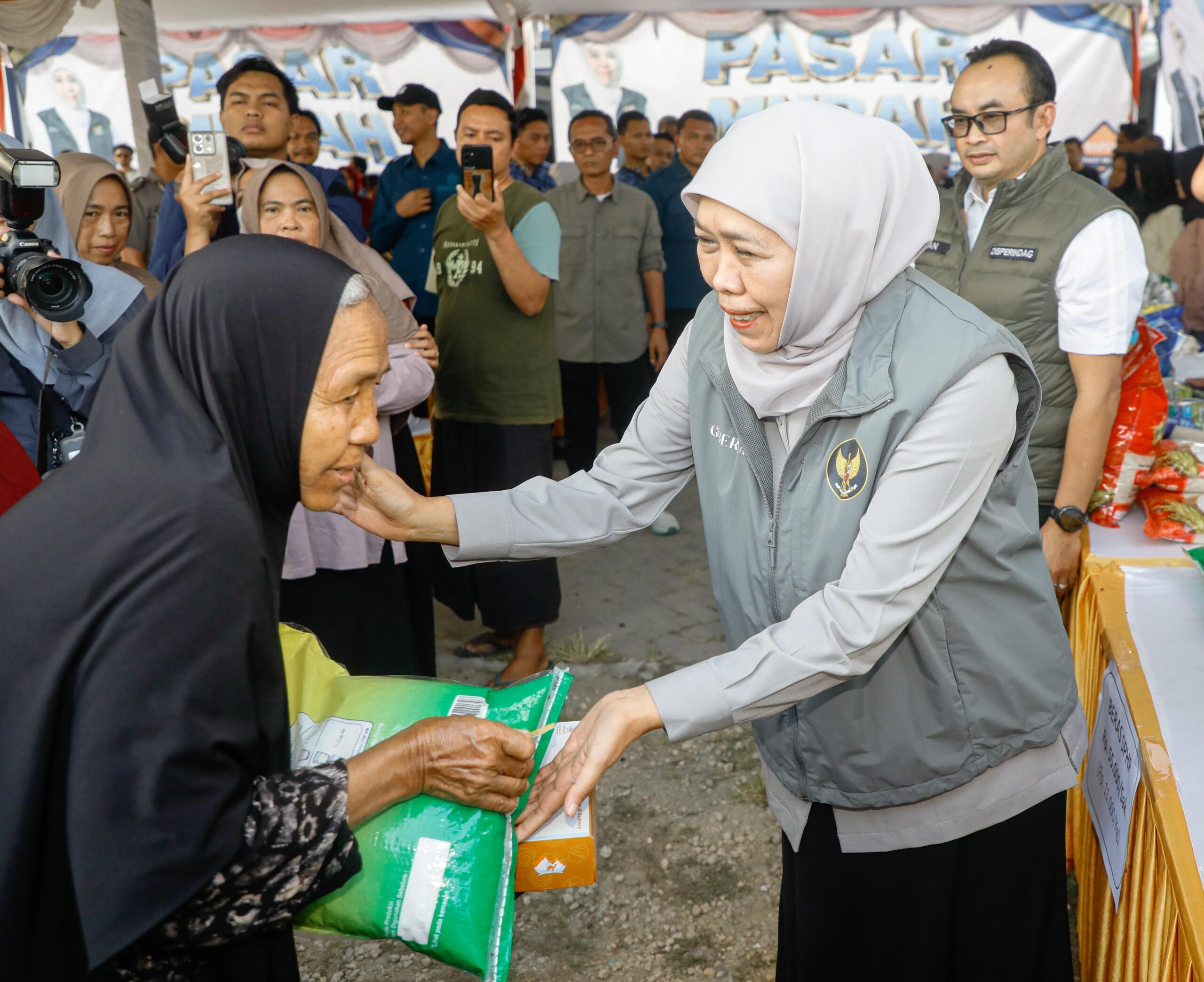 Gubernur Khofifah Pastikan Pangan Tetap Terjangkau, Pasar Murah Sediakan 10 Komoditas Strategis di Sampang