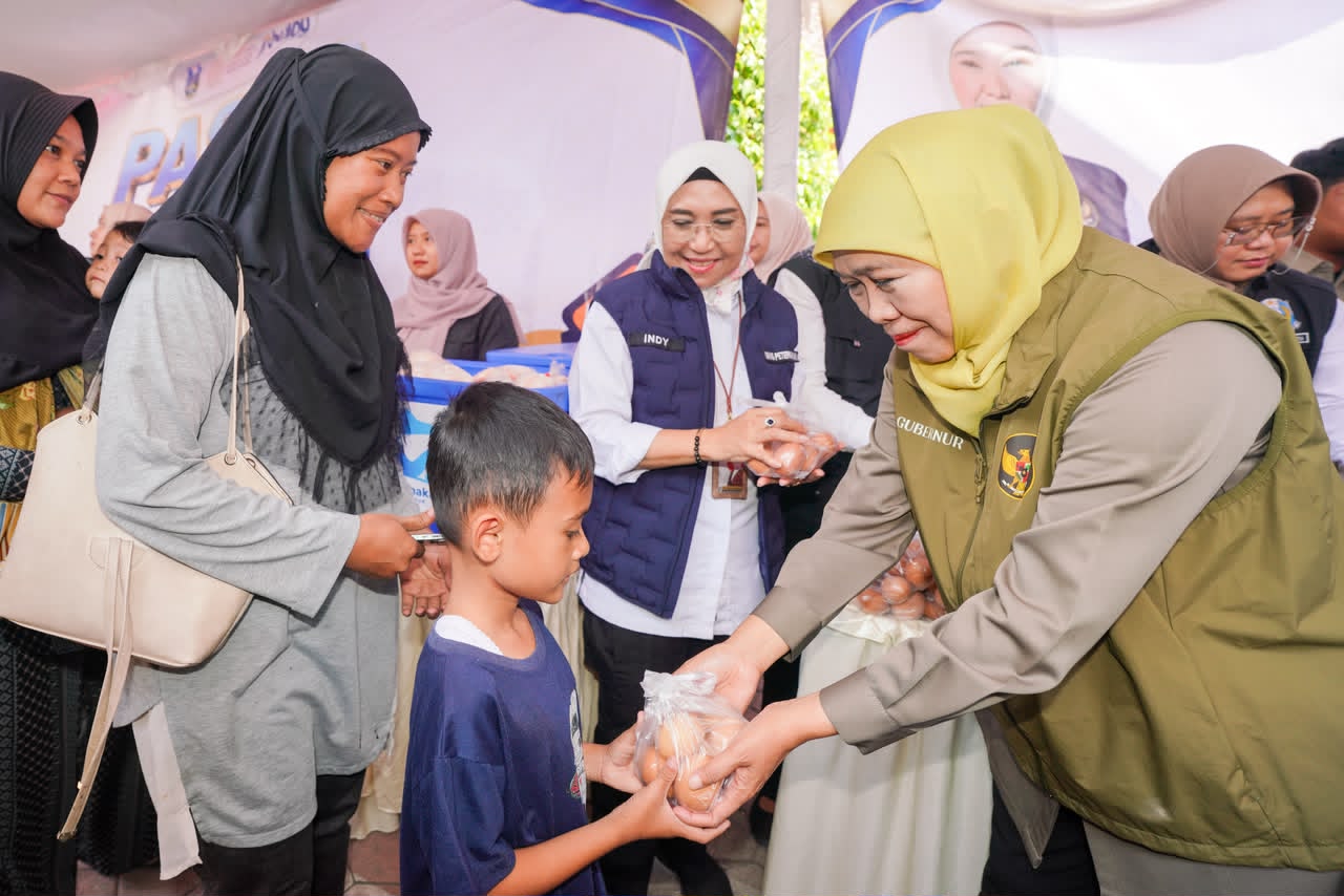 Gubernur Khofifah Sediakan Beras, Minyak, Gula hingga Daging Ayam Harga Terjangkau Lewat Pasar Murah di Mojokerto