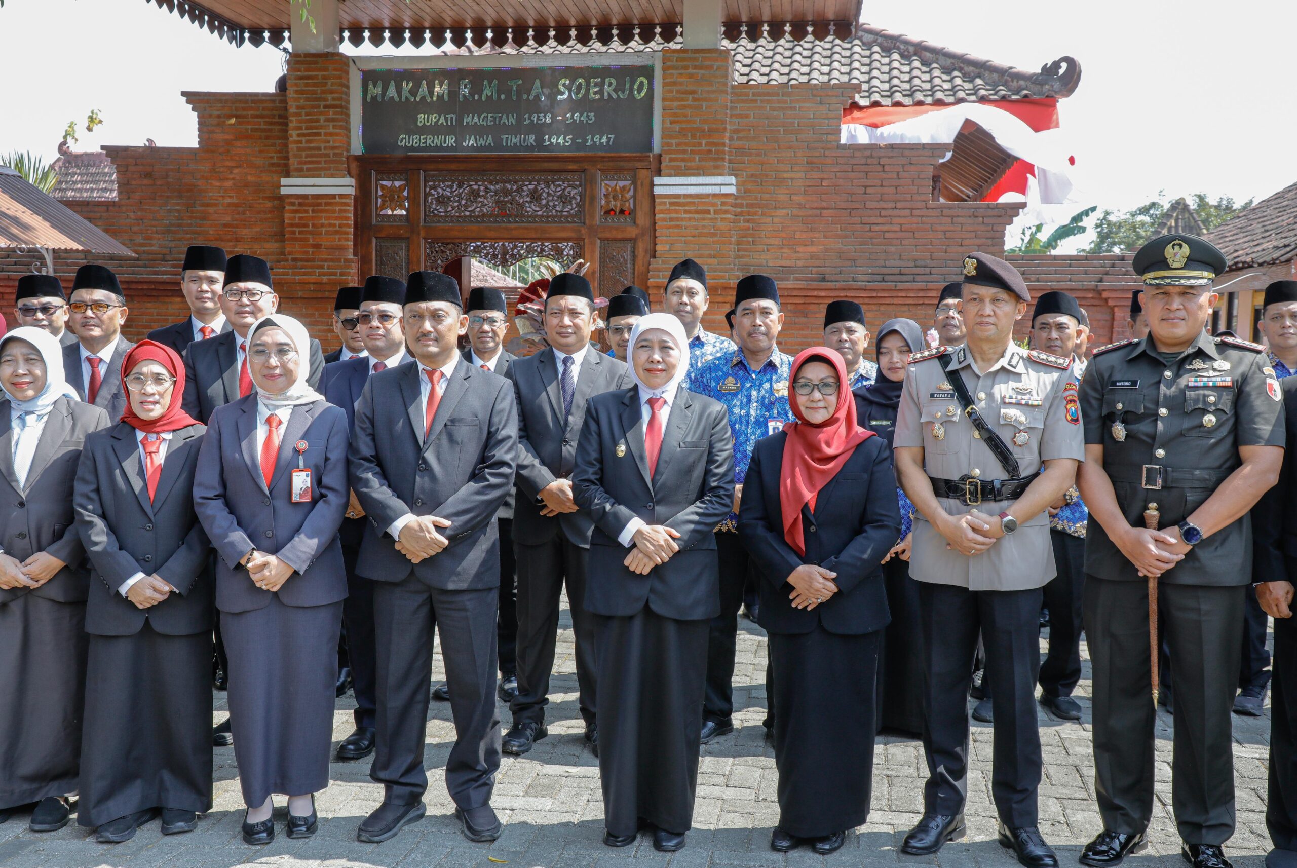 Ziarah ke Makam Gubernur Pertama Jatim, Khofifah Tekankan Pentingnya Kepemimpinan Kuat dan Semangat Juang