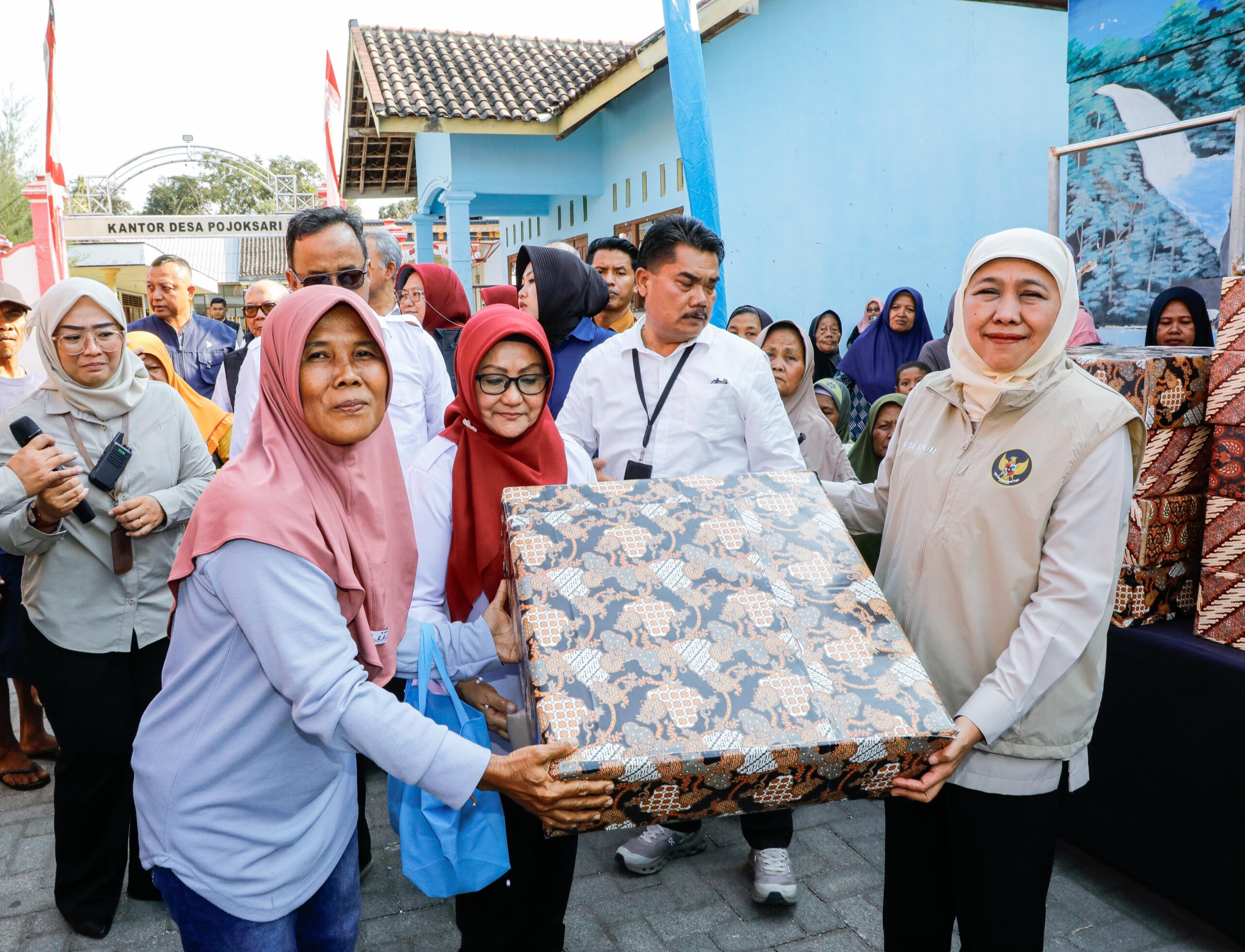 Semarak Hari Jadi Jatim dan Magetan, Gubernur Khofifah Bagikan Doorprize dan Dekatkan Kebutuhan Pokok dengan Warga