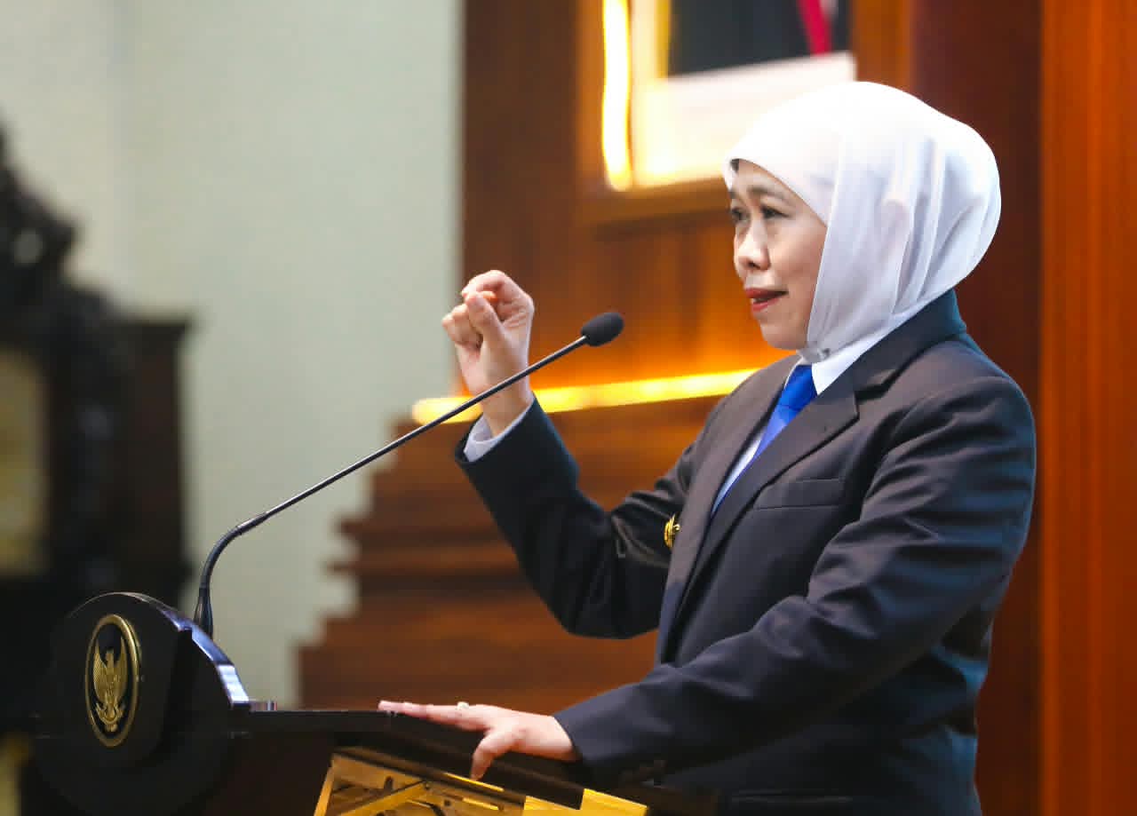 Pengabdian Puluhan Tahun ASN Pemprov Jatim Mendapat Penghargaan, Khofifah Tekankan Integritas dan Senyum dalam Pelayanan