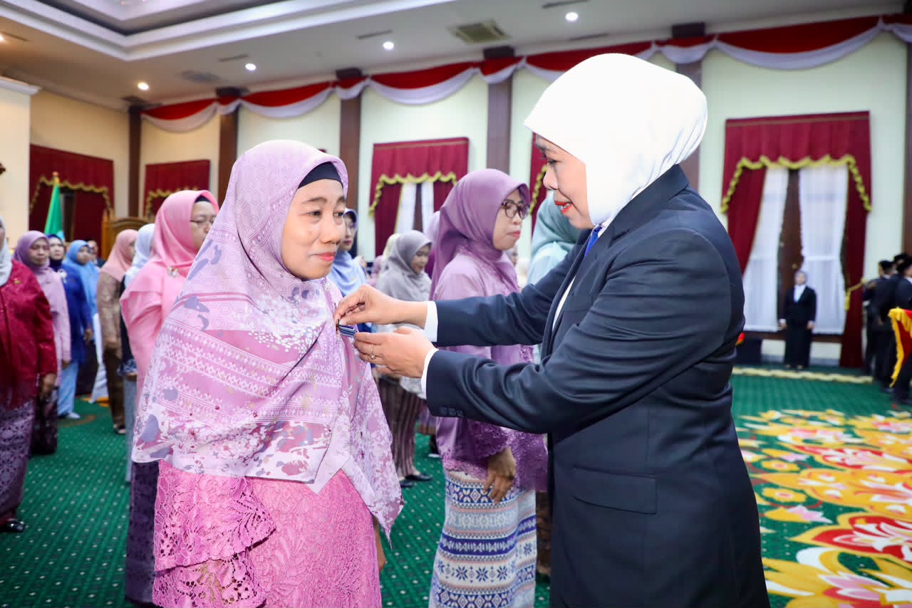 Gubernur Khofifah Bagikan Satyalancana Karya Satya untuk 469 Pegawai Pemprov Jatim di Hari Jadi ke-81