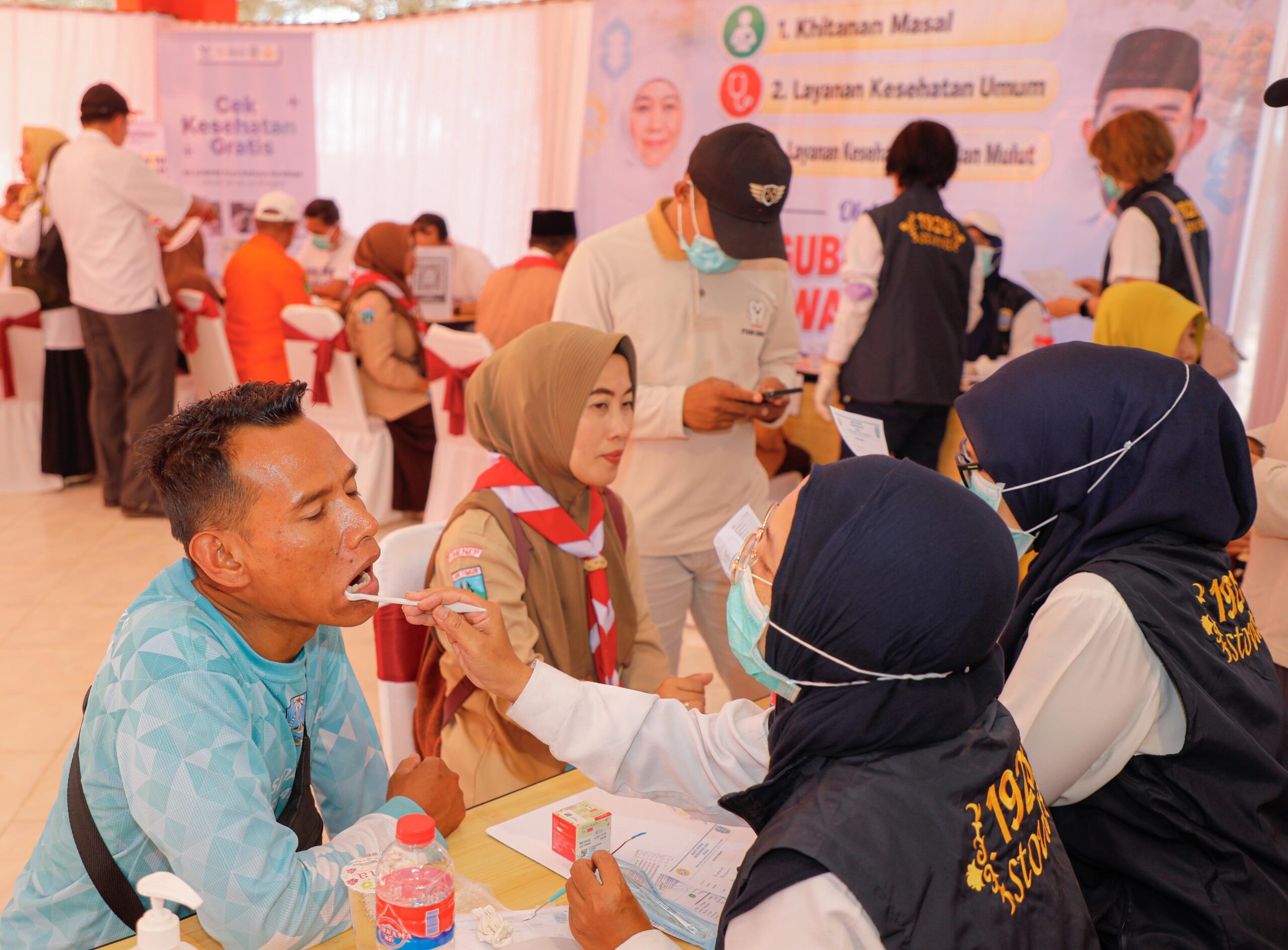 Peringati Hari Jadi ke-81 Jatim, Gubernur Khofifah Gelar Khitan Massal dan Pengobatan Gratis di Pantai Slopeng