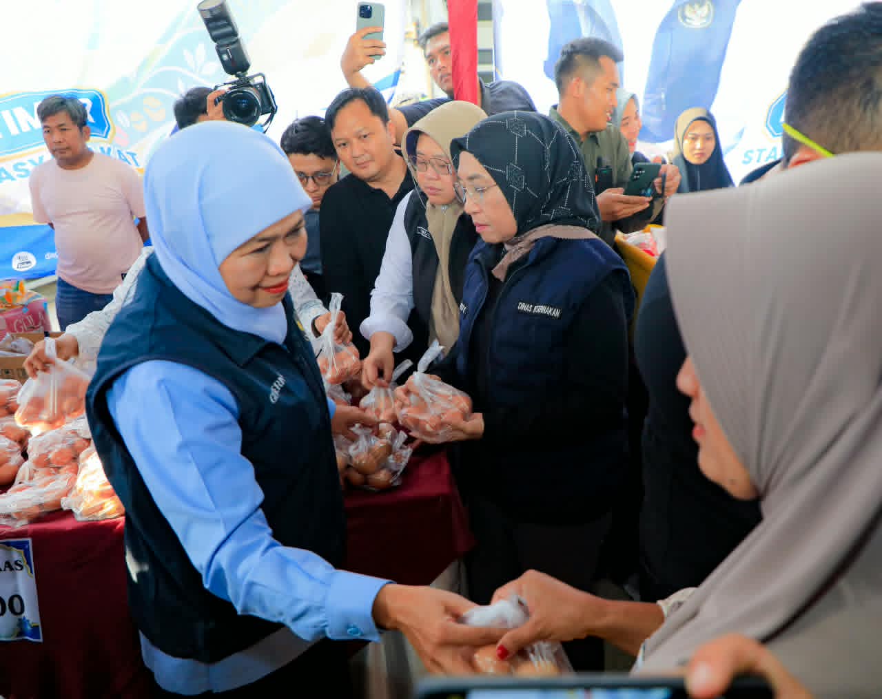 Gubernur Khofifah Gandeng Bulog dan IKM Lokal Hadirkan Sembako Murah Berkualitas di Batuputih Sumenep