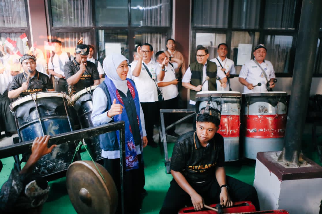 Hadir di SMAN 2 Sumenep, Gubernur Khofifah Serahkan Bantuan Biaya Pendidikan Afirmasi se-Madura Raya