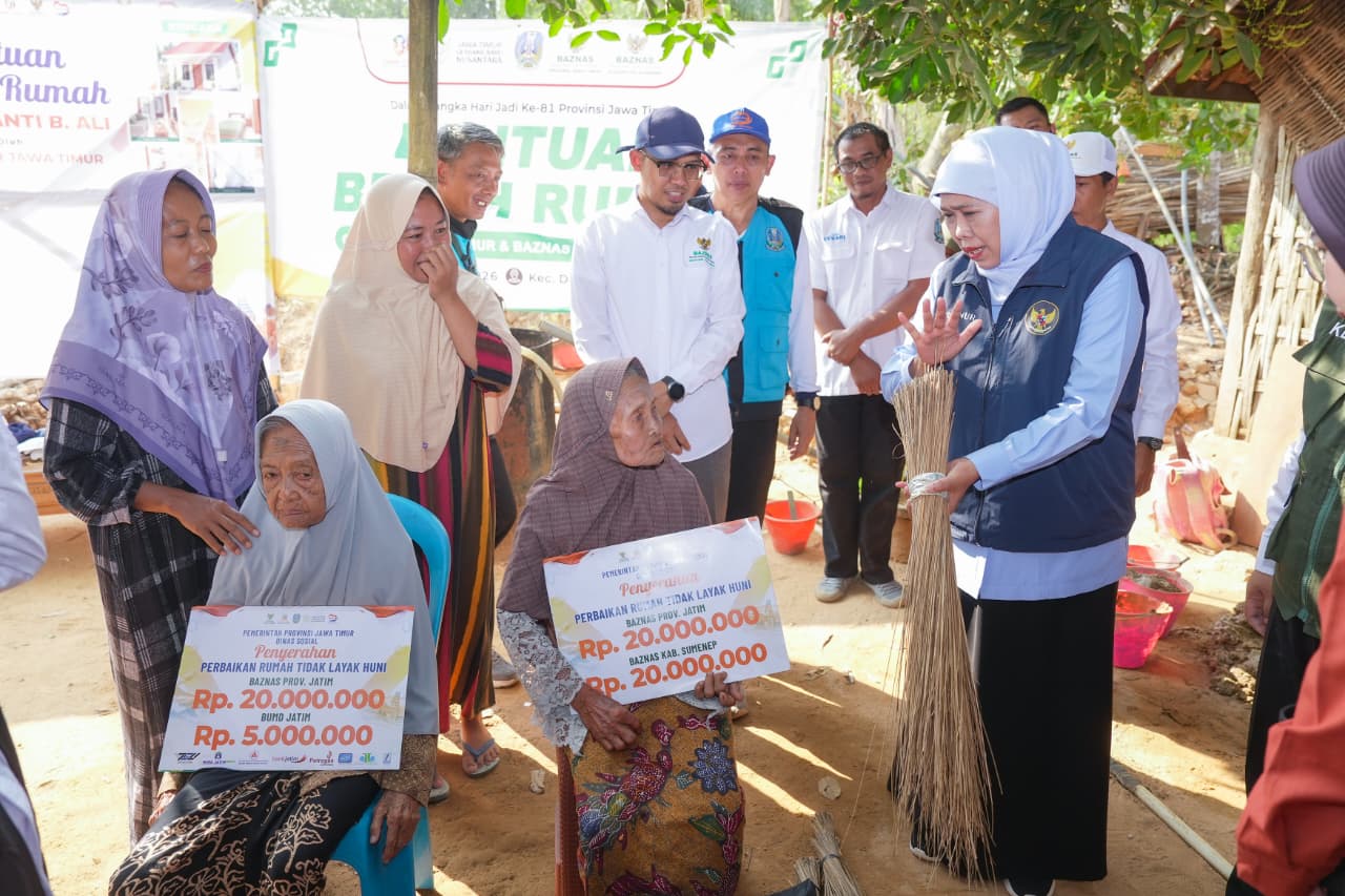 Gubernur Khofifah Borong Sapu Lidi Nenek Santi Saat Tinjau Penerima Bantuan Rutilahu di Sumenep