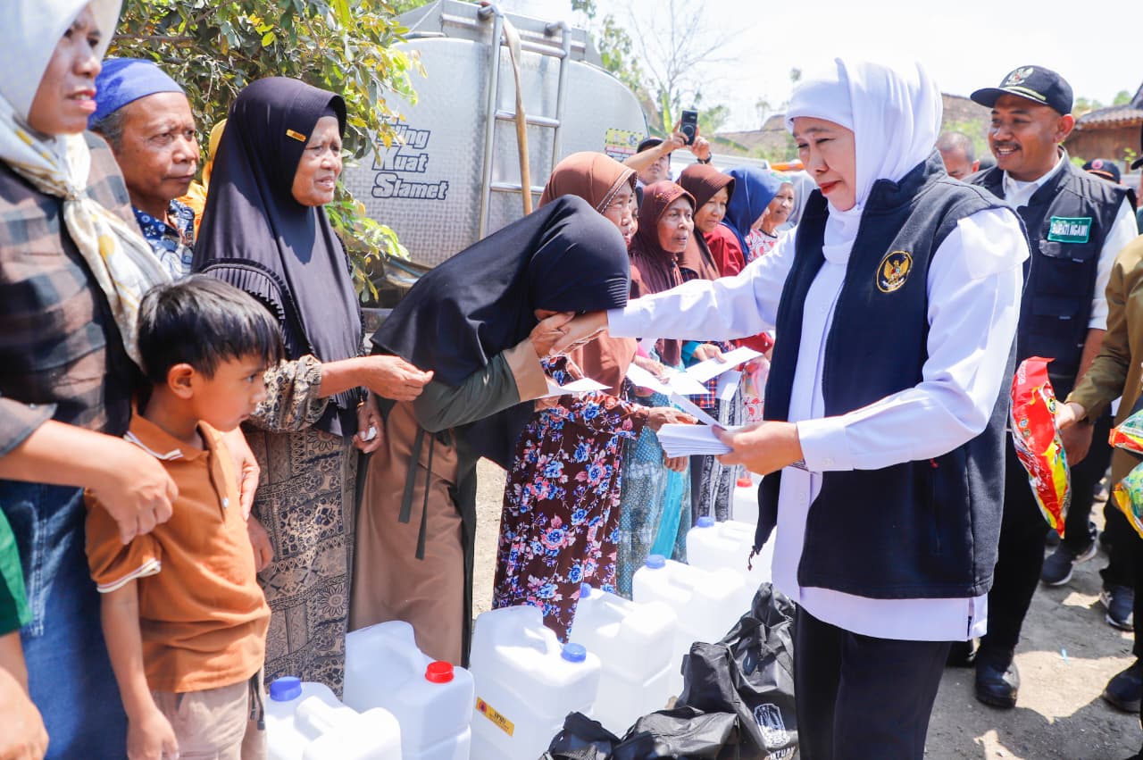 Gubernur Khofifah Ajak Masyarakat Salat Istisqa’ Saat Salurkan Bantuan Air Bersih di Ngawi