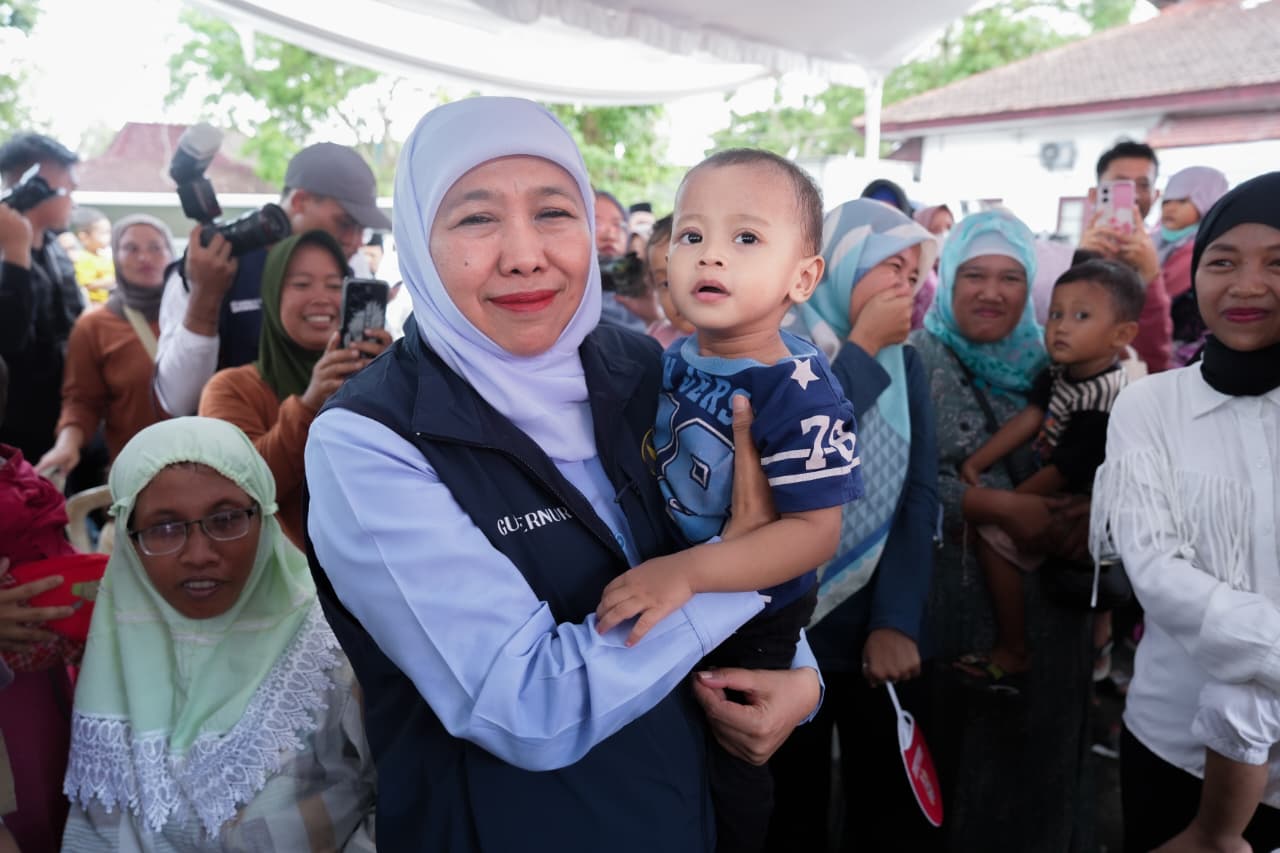 Gubernur Khofifah Salurkan 100 Paket Bantuan Gizi bagi Ibu Hamil dan Balita Pacitan